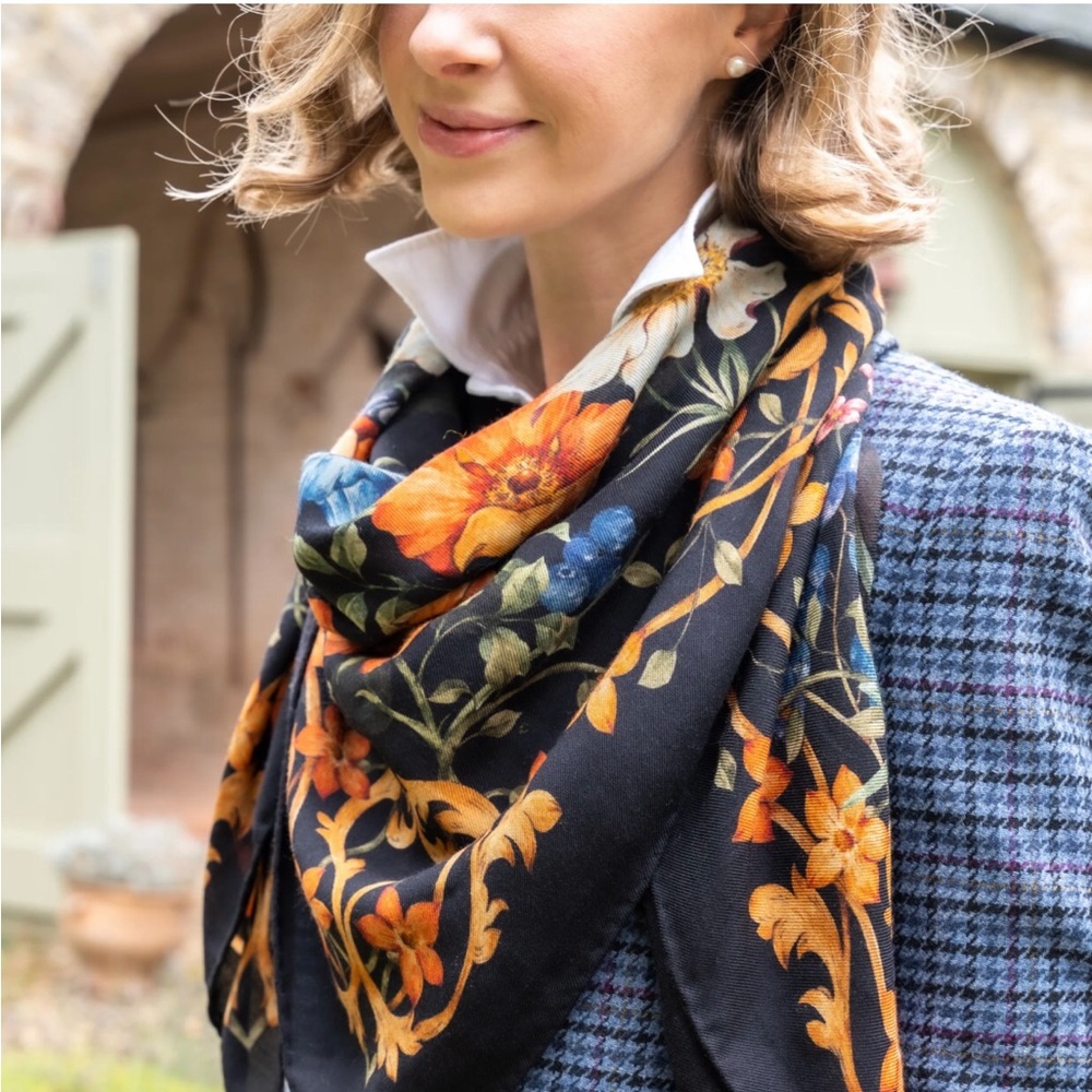 Stunning Oscar de la Renta Square Silk Scarf, Shawl. Rare find - Picture 13 of 16